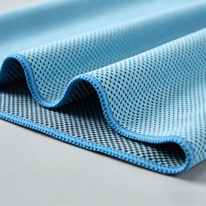 Serviette en microfibre rafraîchissante - Ultra absorbante, séchage rapide, légère pour le sport, la gym, l'entraînement et les activités de plein air - Product Image 2