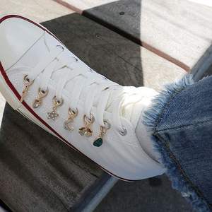 Deportes Universidad Diseñador Personalizado Metal Halloween Navidad Elegante Nuevo Coche Caballo Zapatillas 3D Único Moda Zapato Encantos - Product Image 4