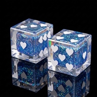 1 pièce de dés D6 en résine jaune, remplis de sable mouvant liquide et de paillettes, avec points blancs en forme de cœur, pour jeu de table carré transparent