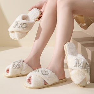 Initiale personnalisée MRS mariée demoiselle d'honneur pour <span class=keywords><strong>pantoufles</strong></span> plat blanc mariage en peluche <span class=keywords><strong>pantoufles</strong></span> pour femmes pour l'été hiver - Product Image 1