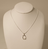 Bijoux en argent minimaliste bijoux de cheval cadeau équestre en acier inoxydable Simple étrier équin pendentif collier