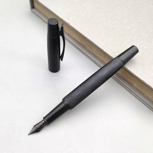 Penna Stilografica di Lusso in Metallo Nero con Incisioni a Righe, Cappuccio Personalizzato, Penna con Logo Personalizzato per Promozioni - Product Image 1