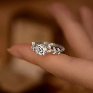 Bague de fiançailles classique en laiton avec diamant de laboratoire, motif floral laurier frais, élégante pour femme, cadeau - Product Image 5