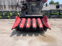 Cabine fermée avec climatisation (chauffage et refroidissement), isolation phonique et thermique, confortable pour la récolte prolongée du maïs et de l'ensilage