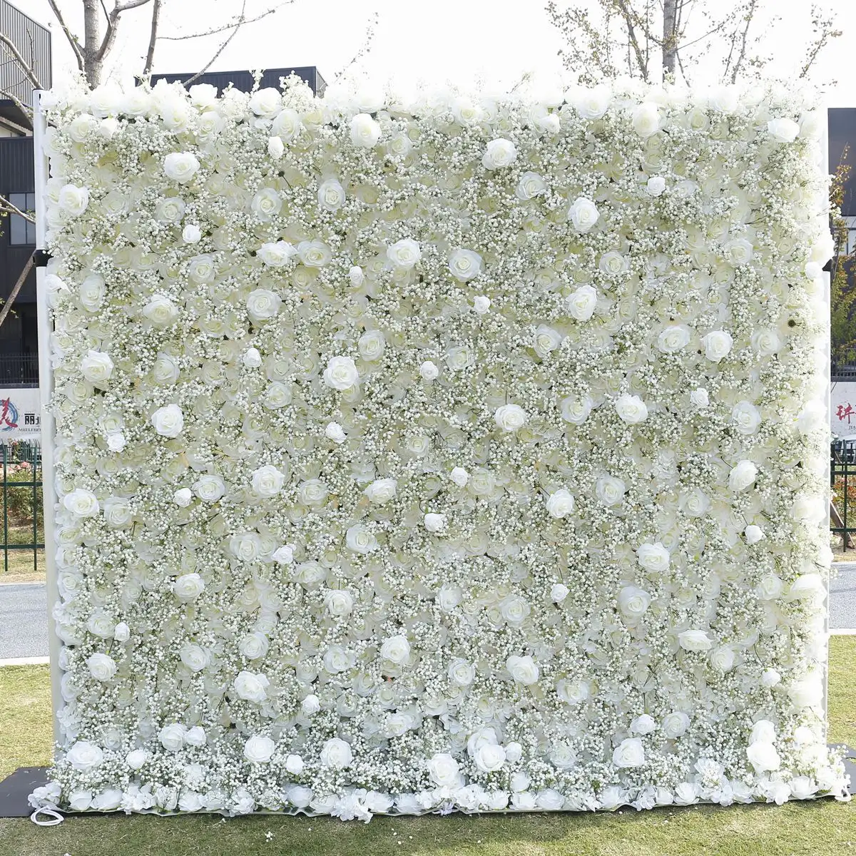 แผงติดผนังดอกไม้ทำจากผ้าไหมเทียมลายดอกกุหลาบสีขาวดอกไฮเดรนเยียม่านม้วนเป็นฉากหลังติดผนังลายดอกไม้