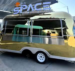 Remorque alimentaire de marque de créateur avec sièges en cuir italien et finitions dorées, cuisine mobile de chef célèbre - Product Image 2