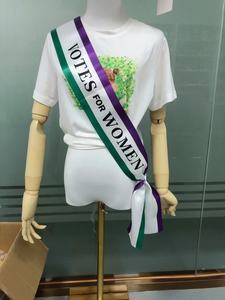 Kit de Disfraz de Suffragista Victoriana de 180 cm con Cinta 'Votos para las Mujeres' y Roseta, 100% Poliéster, Temática de Derechos de la Mujer, Día Mundial del Libro, para Adultos - Product Image 2