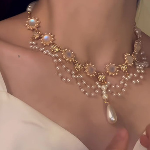 Collana da donna Nightingale Rose con perle di pietra di luna francese e catena in bambù, stile sportivo, Runaway Princess, squisita, di lusso leggero, ultra-lucida - Product Image 2