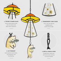 Ornement suspendu en vitrail Art Déco personnalisé et fait main, motif OVNI amusant et abduction de chat, attrape-soleil décoratif pour fenêtre à motif pissenlit
