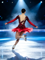Robe de patinage artistique à imprimé flamme rouge et noir, manches longues, dos profondement ouvert, jupe ornée de strass pour compétition et performance des adultes et des enfants
