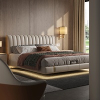 Cama de Cuero Acolchada con Canales Verticales de Lujo, Muebles Modernos para Recámara Principal, Cama King Size Doble con Detalles Metálicos Dorados