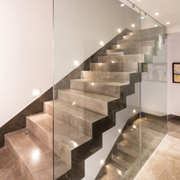 Escalier résidentiel en acier en zig-zag avec monte-escalier ouvert et balustrade en verre trempé