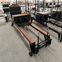 Lit de Pilates Reformer en aluminium peint par pulvérisation à effet bois de luxe, avec base en aluminium sur mesure, pour studio de Pilates commercial