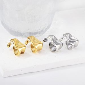 Elegantes Pendientes de Aro Geométricos Irregulares en Forma de Círculo, Chapados en Oro PVD de 18K, de Acero Inoxidable Hipoalergénico, Modernos y con Diseño Trenzado - Product Image 3