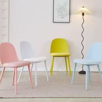 Tables et chaises de style café pour l'intérieur de restaurants modernes : tables et chaises blanches, mobilier de café : chaises orange
