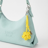 Nouveau porte-clés mousqueton personnalisé en corde tressée jaune, motif floral inspiré du printemps, avec nœuds et pendentif