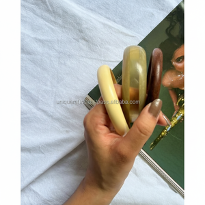 Bracelets en résine faits à la main de qualité supérieure avec effet feuille d'or, bracelet tendance pour femmes, bijoux de mode haut de gamme en gros - Product Image 1