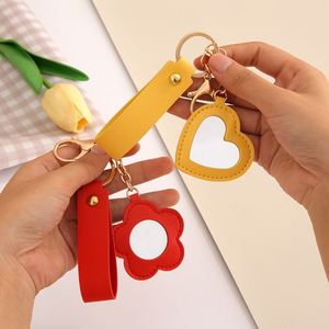 Mini Espejo Creativo en Forma de Corazón, Espejo Redondo con Diseño Floral, Llavero de Cuero PU Antipérdida, Espejo de Maquillaje para Accesorios de Bolsa - Product Image 2