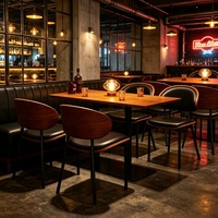 Ensemble de meubles de restaurant rétro, tables et chaises, banquette de salle à manger, canapé avec tables à manger pour bar, pub, restaurant, café