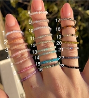 Damenring mit zarten Natursteinperlen, winzigen facettierten Edelsteinen, stapelbar, handgefertigt, elastisch, 18K vergoldet, im Bohemian-Geometrie-Stil
