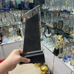 Trophée en cristal K9 style iceberg de 25 cm pour événements sportifs, sérigraphié 2 couleurs, pour cérémonies, souvenirs et cadeaux de vainqueur - Vente en gros - Product Image 4