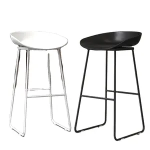Vendita calda mobili moderni per la casa a buon mercato sedie alte per sgabello da Bar PP sedile bianco nero sedia da Bar in plastica con gambe in ferro metallo