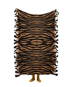 Couverture de jet tricotée à imprimé léopard en polyester 100% doux et chaud de haute qualité pour la décoration de la maison et les voyages YPT