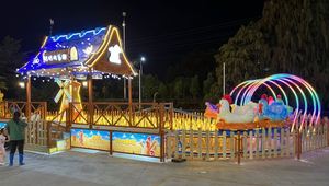 Mini Montagnes Russes Rotatives pour Centres Commerciaux Extérieurs, Manège d'Attraction avec Construction en Métal et Fibre de Verre, Capacité Supérieure à 500 kg - Product Image 3