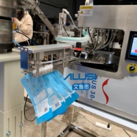 Machine automatique de remplissage et de bouchage de sachets souples pour détergent, shampoing, jus et sauces