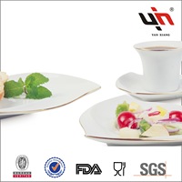 Vaisselle de restaurant en céramique assiette triangulaire en porcelaine blanche assiettes irrégulières plats de service triangulaires vente en gros