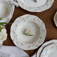 Vaisselle en céramique florale gaufrée de luxe léger de style vintage français, assiettes à dessert exquises pour le thé de l'après-midi