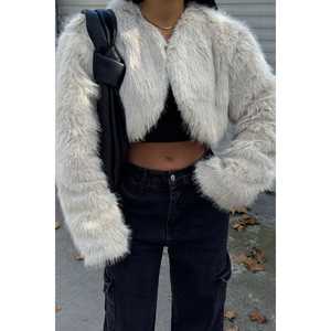 Manteau long en fourrure de lapin crème et laine enduite de soie à poils courts avec motif imprimé, fermeture à simple boutonnage et ceinture - Product Image 4