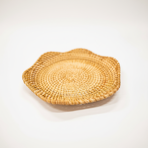 Plaque de rotin exquise avec des détails faits à la main adaptés aux événements en plein air Garden Parties Mariages et maisons élégantes - Product Image 1