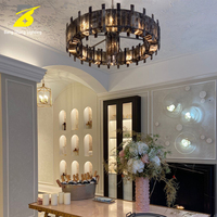 Lustre en cristal avec structure métallique foncée pour salle à manger de luxe, hôtel haut de gamme, luminaire suspendu circulaire en pierre brute
