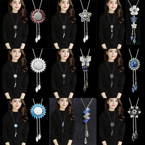 女士新款热门高品质闪亮水晶吊坠长链项链办公室女士时尚四叶草花朵心形蝴蝶结毛衣项链 - Product Image 3