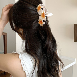 SHESHARES Pince à <span class=keywords><strong>Cheveux</strong></span> Grande Taille en Acétate Style Hawaïen Tendance, Motif Fleur de Plumeria, Dégradé Doux, 3 Fleurs, pour Femme - Product Image 3