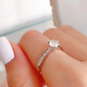 Anillo de Compromiso de Diamantes en Oro Blanco para Mujer F1345, Corte Brillante Redondo, Diamantes Laterales Naturales de Color G - Product Image 3