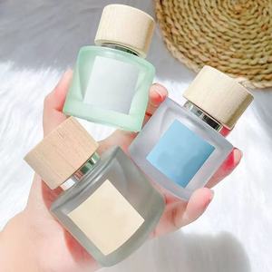 น้ำหอมระดับพรีเมียม - กลิ่นหอมเข้มข้นสมดุล พร้อมเสน่ห์ที่ติดทนนาน - Product Image 4