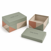 Boîte cadeau rigide en carton avec couvercle et base, finition mate, gaufrage, insert en mousse, logo personnalisé, taille personnalisée pour parfum