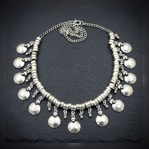 Collier pour femme minimaliste plaqué or 18 carats, style pièce de monnaie antique, derniers modèles, pendentifs et breloques ethniques en laiton faits à la main - Product Image 2
