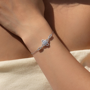 Conjunto de collar y pulsera con colgante de trébol de cuatro hojas en plata de ley 925 con circonitas, joyería delicada y de la suerte para mujer. - Product Image 5