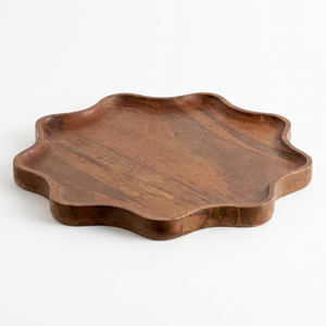 Plateau décoratif en bois d'acacia Japandi, bord incurvé irrégulier, plateau de service pour petit-déjeuner, plateau de service en bois poli moderne - Product Image 1