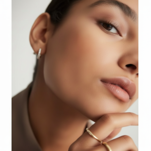 Aros Pequeños con Diamantes Pavé, Estilo Religioso y Moderno, Chapados en Oro, con Turquesa como Piedra Principal, Material en Oro Rosa - Product Image 1