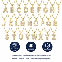 Collier à initiales pavé de zircons, plaqué or 18 carats, en acier inoxydable, motif chevrons, prêt à expédier, best-seller 2026, vente en gros