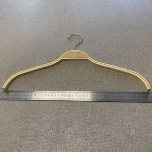 Оптовая продажа, натуральные деревянные вешалки для брюк - Product Image 3