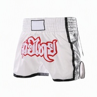 Thai-Schriftstickerei Muay Thai Shorts, Goldstreifen-Seitenpanel Polyester Boxershorts, Breiter Bund Ringausrüstung OEM Großhandel