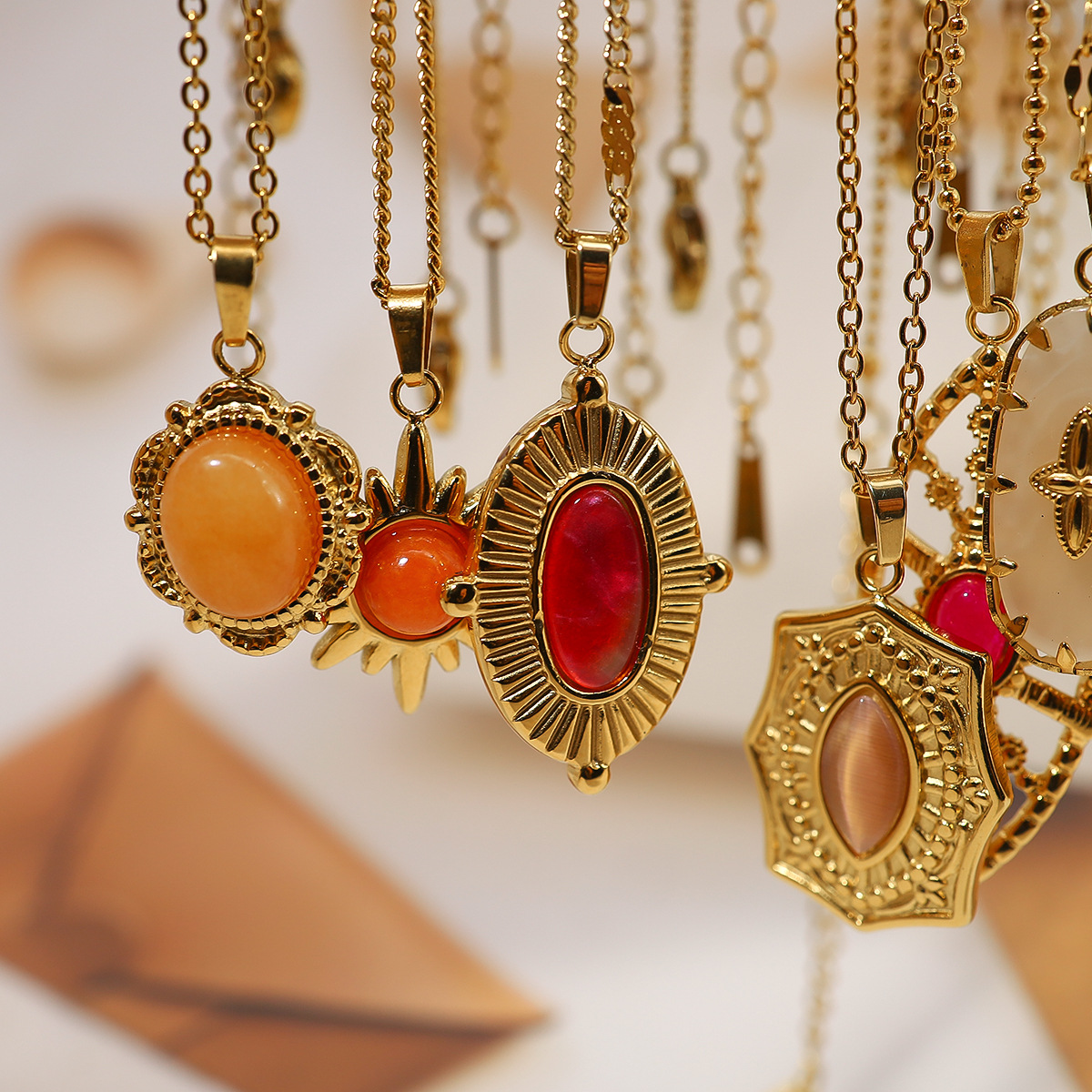 COLLIER PLAQUÉ OR PENDENTIF PIERRE VÉRITABLE - Atelier du bijou
