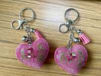 Porte-clés rose avec lettres grecques de sororité, breloque de sac avec pompon, porte-clés rembourré rose pour sororité