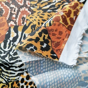 Tissu de doublure en sergé de polyester imprimé patchwork animaux de la <span class=keywords><strong>jungle</strong></span> KUANGHENG pour vestes et costumes, accepte la personnalisation - Product Image 3
