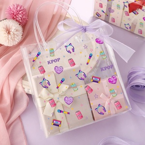 ถุงของขวัญธีมเคป๊อปแบบกำหนดเองพร้อมโบว์ริบบิ้น ของชำร่วยงานปาร์ตี้นักร้องดัง ถุงใส่ของขวัญพีวีซีใสแบบมีหูหิ้ว จำนวนมาก - Product Image 4